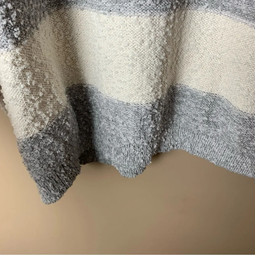 [Knox Rose] Women's V-neck Gray & White Striped Sweater